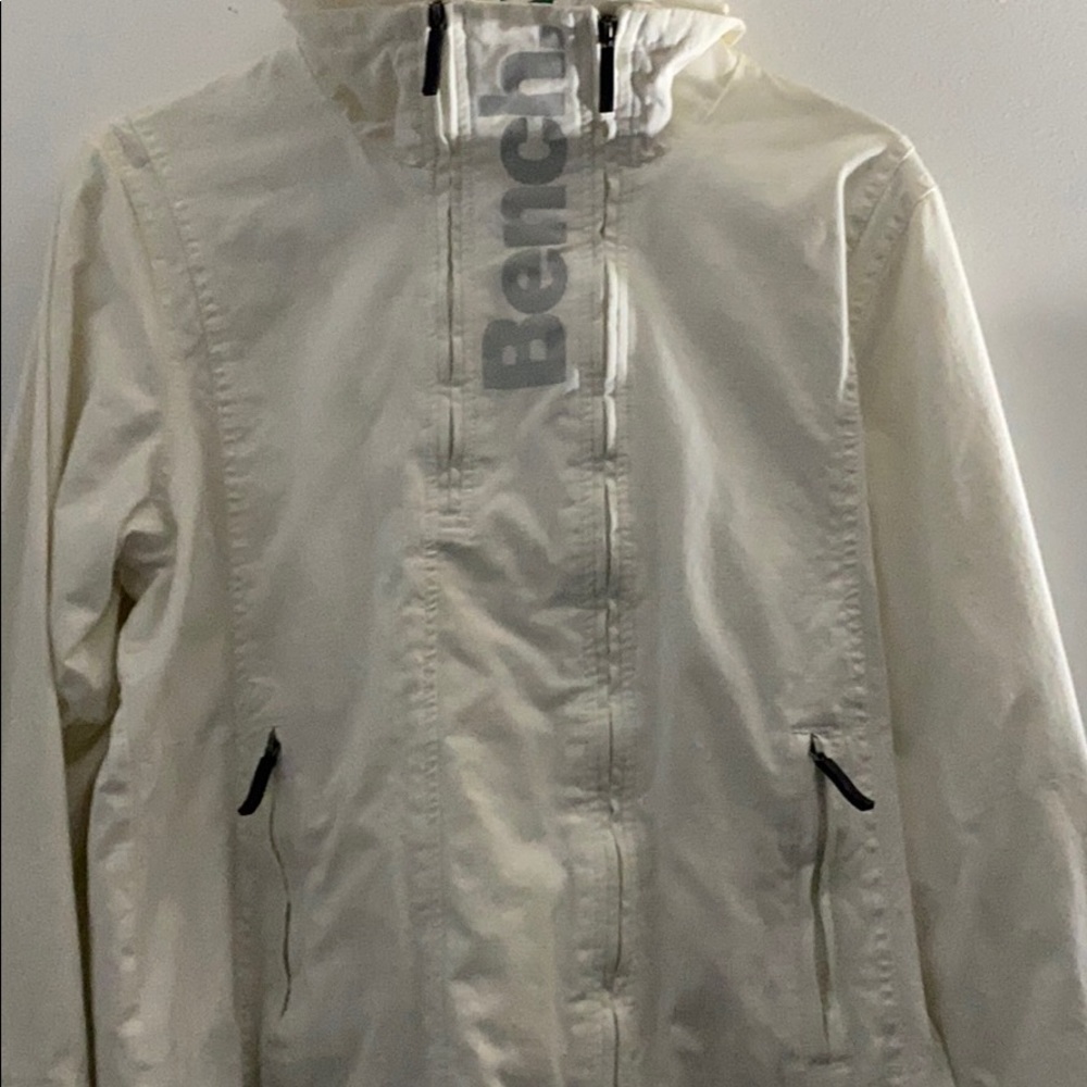 Bench white light coat